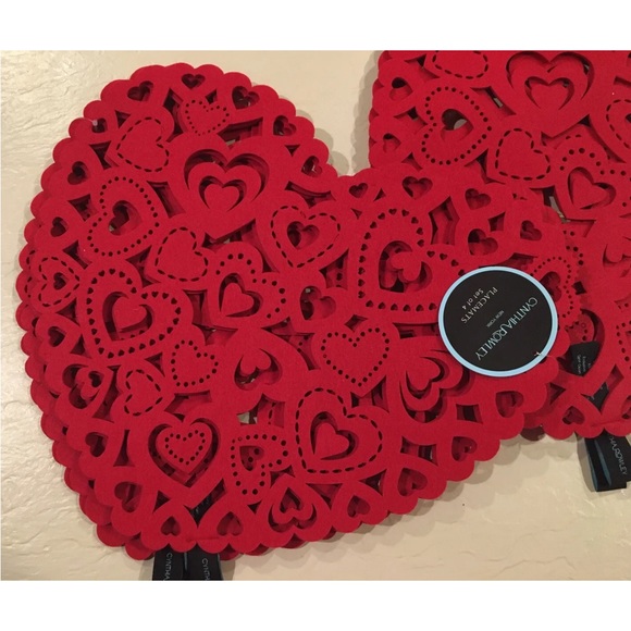 Set/8 ❤️ Cynthia Rowley Red Felt Heart Valentines/Anniversary Party Placemats - Picture 2 of 5